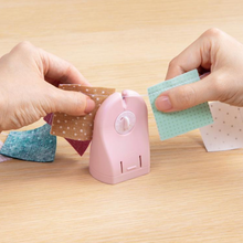 Load image into Gallery viewer, Clover &quot;Quick Cut&quot; Thread Cutter
